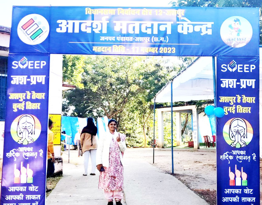 आदर्श मतदान केन्द्र बने आकर्षण के केन्द्र