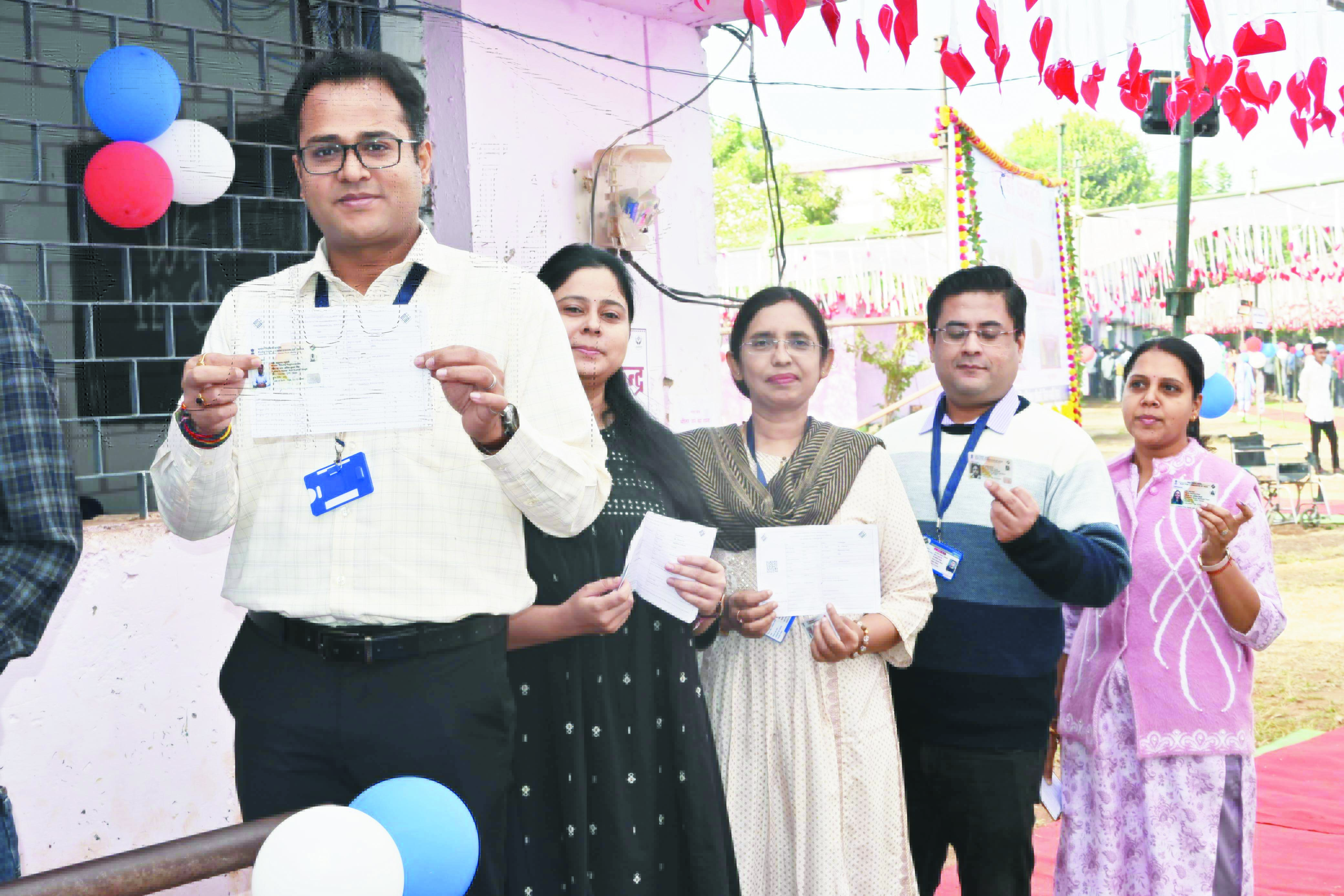 कलेक्टर ऋतुराज रघुवंशी ने सहपरिवार लाइन में लगकर किया मतदान