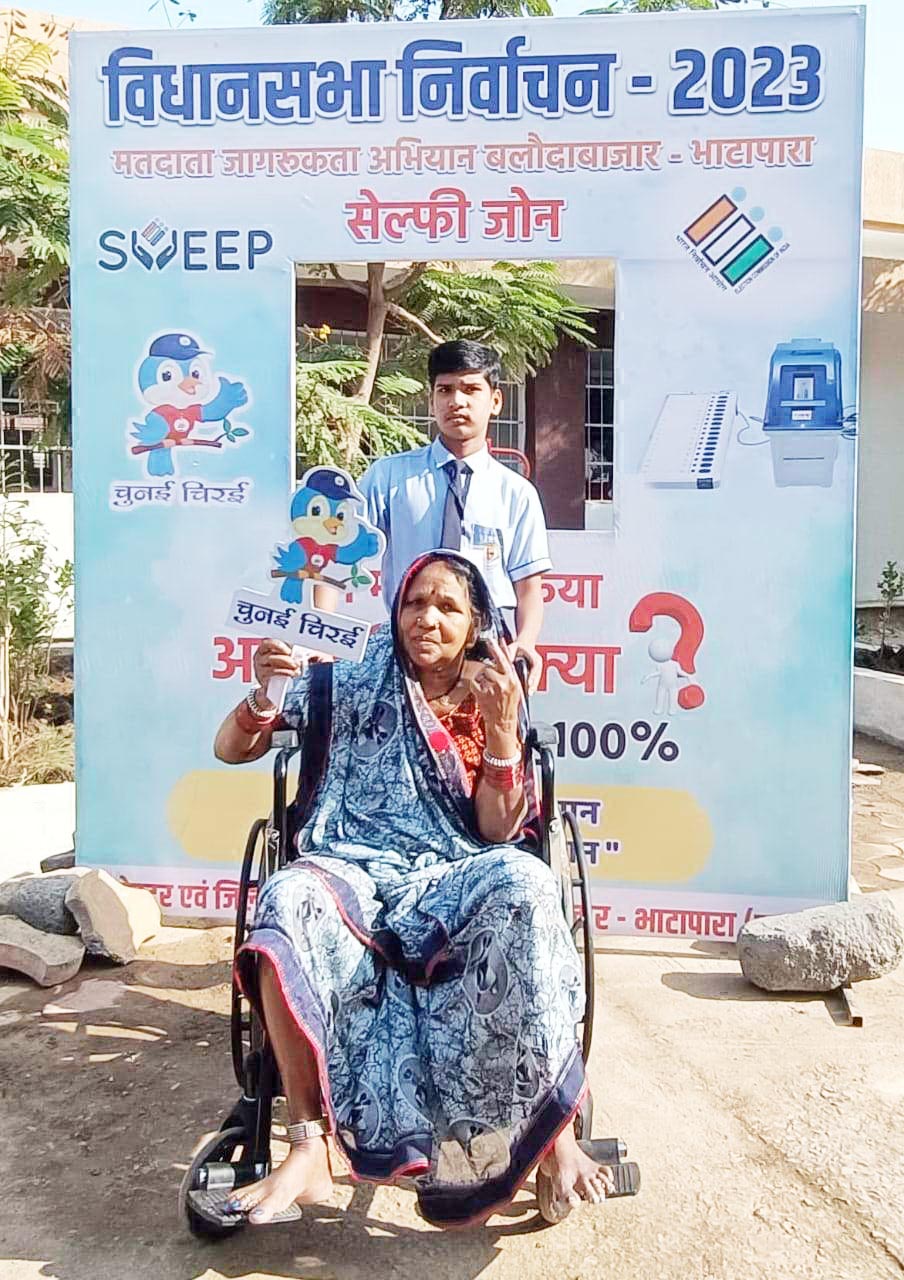 78 बरस की गरहन बाई पटेल ने डाला वोट