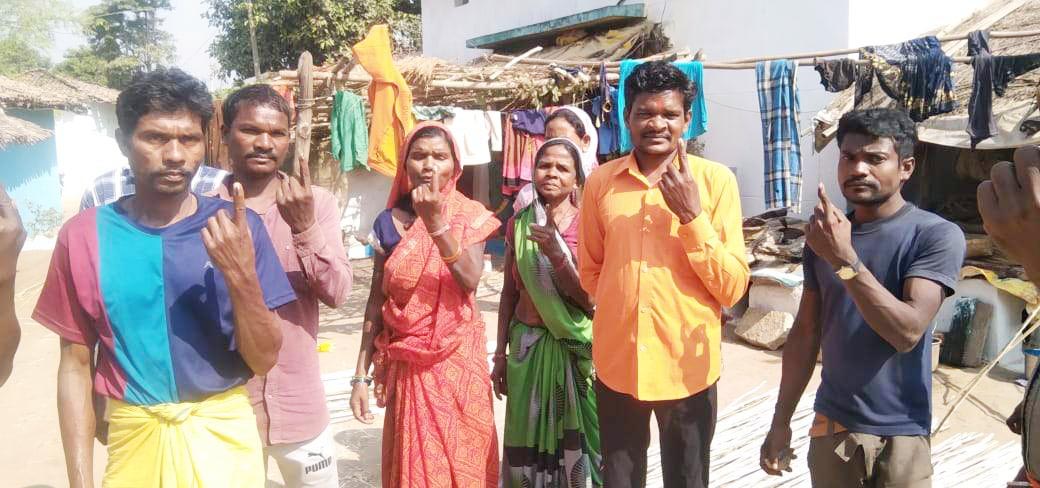 नए मतदाताओं का हार पहनाकर एवं मिठाई खिलाकर स्वागत