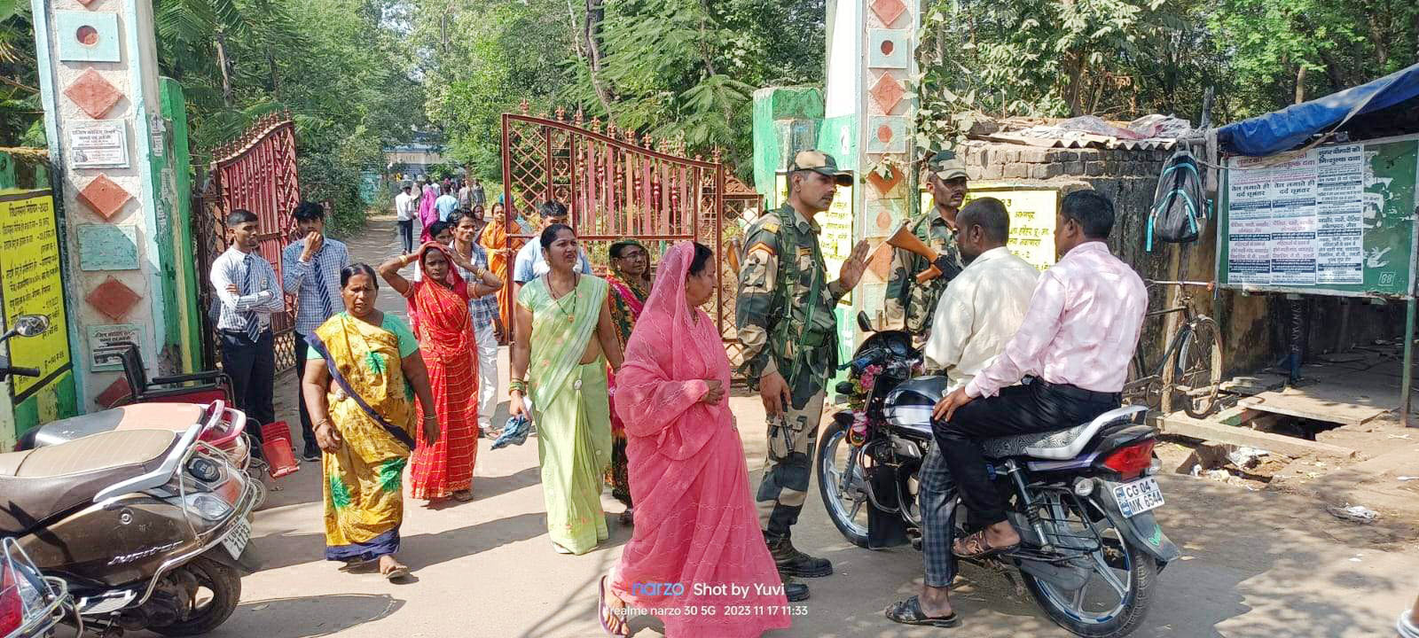 मतदान केंद्र में अव्यवस्था का आलम, मतदाता परेशान मतदान केंद्र में अव्यवस्था का आलम, मतदाता परेशान