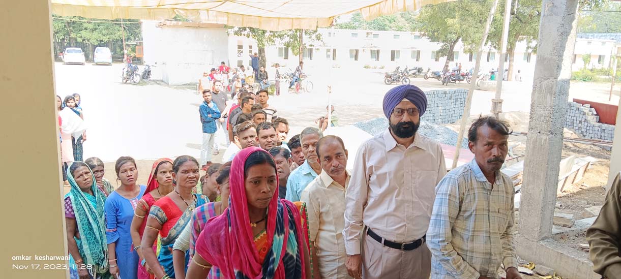 मतदाताओं में उत्साह, लंबी कतारें