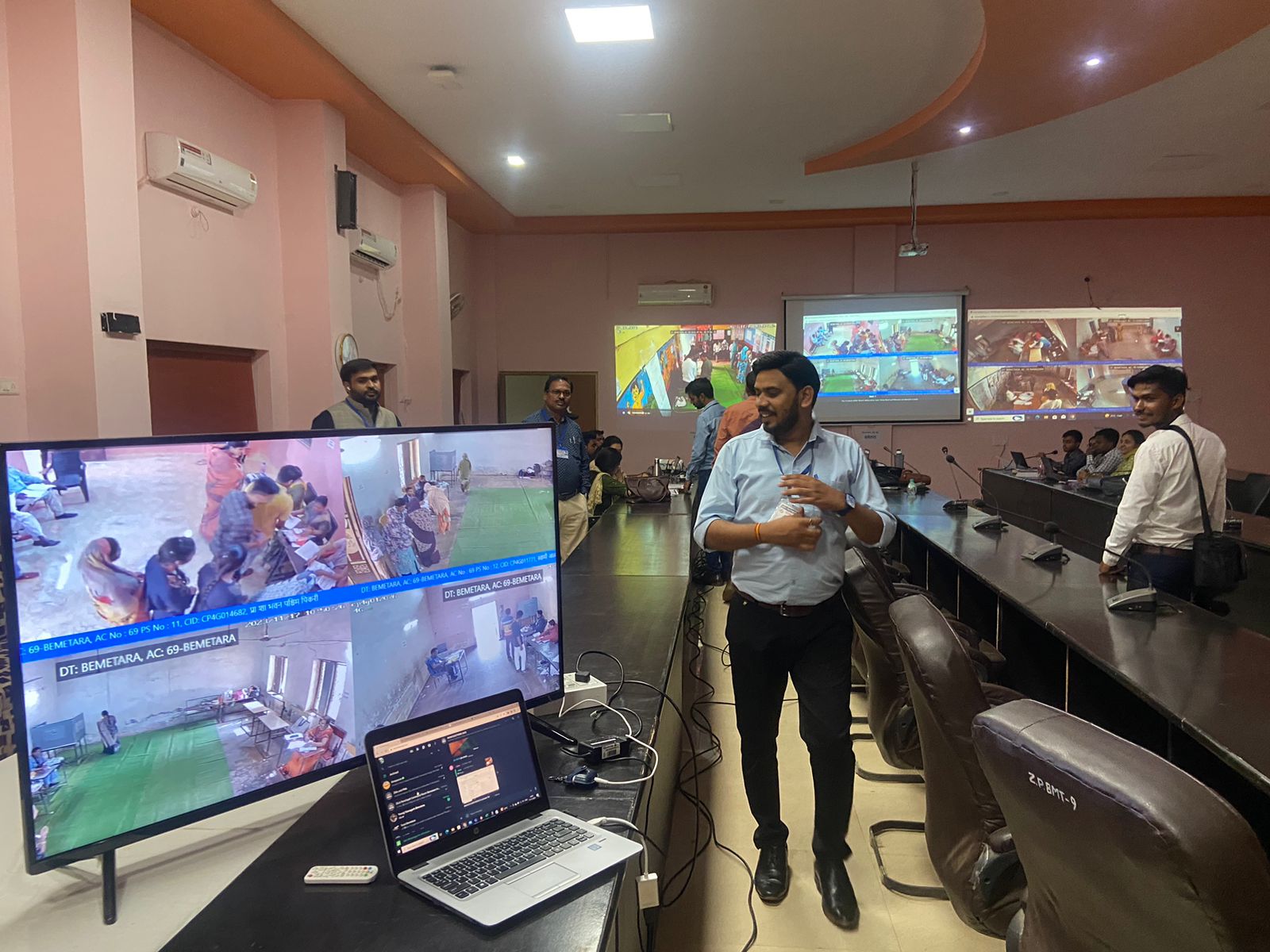 जिले में तीनों विधानसभा के 374 मतदान केंद्रों पर रही लाइव वेबकास्टिंग की नजर