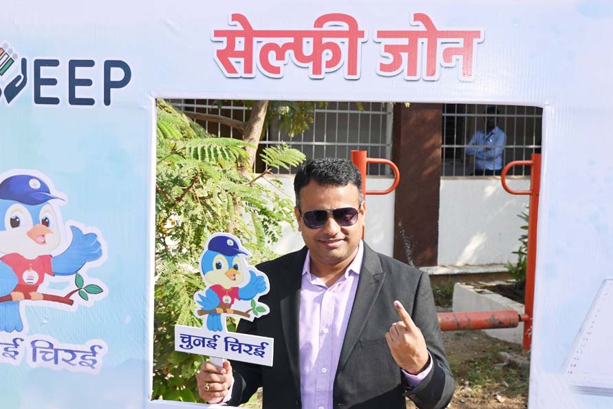 कलेक्टर-एसपी ने लाइन में लगकर किया मतदान