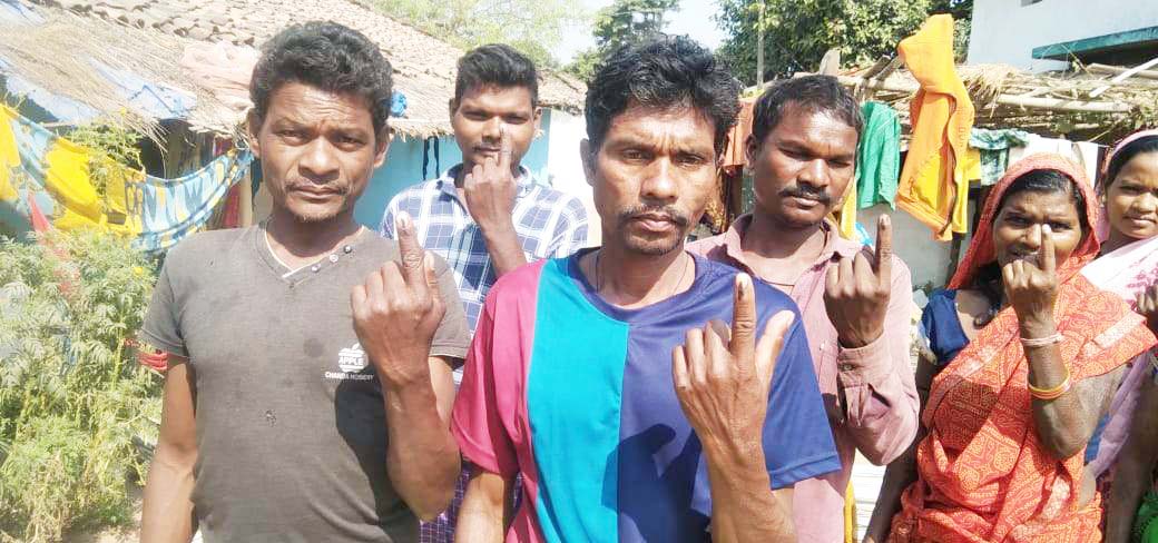 लोकतंत्र में सहभागिता निभाने हर आयु वर्ग के मतदाताओं  ने दिखाया उत्साह, ली सेल्फी, 70.70 फीसदी मतदान