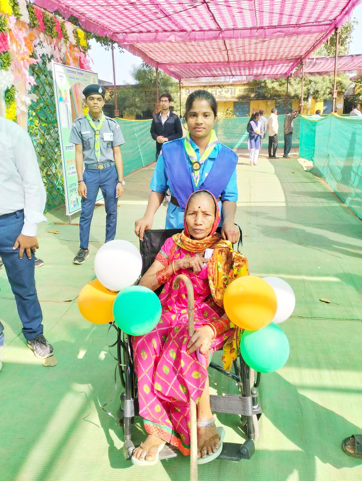 बुजुर्ग, दिव्यांग, नवदम्पत्ति, नए मतदाताओं ने बढ़-चढक़र किया मतदान