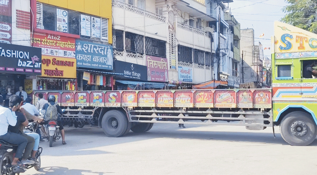 प्रतिबंधित क्षेत्र में सीधे घुस आया ट्रेलर प्रतिबंधित क्षेत्र में सीधे घुस आया ट्रेलर