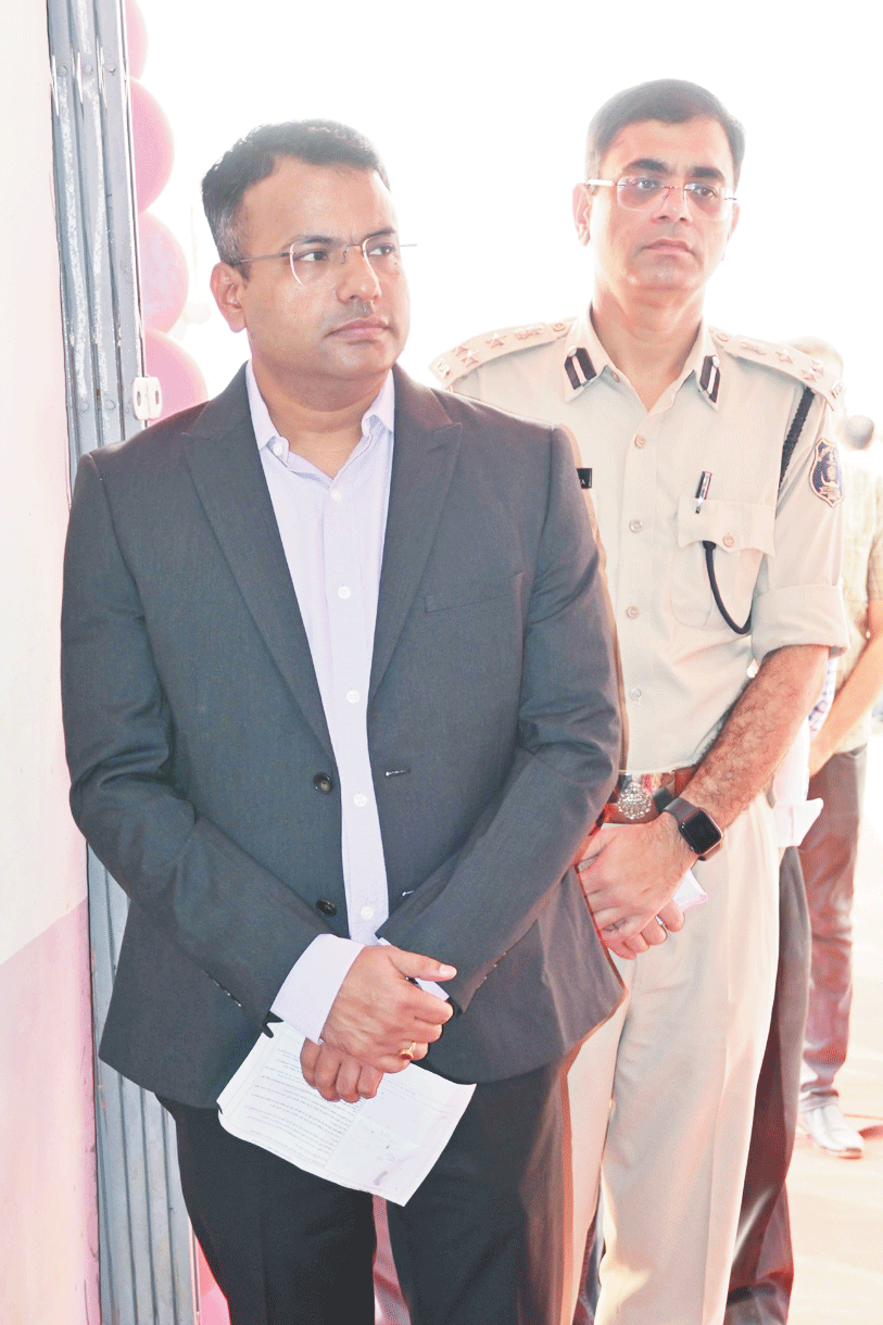 कलेक्टर-एसपी ने लाइन में लगकर किया मतदान