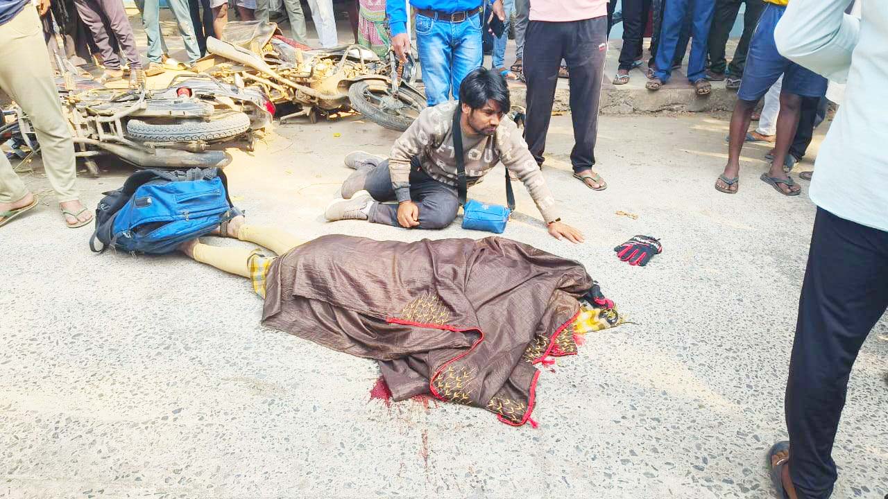 बस की चपेट में पत्नी की मौत, पति घायल