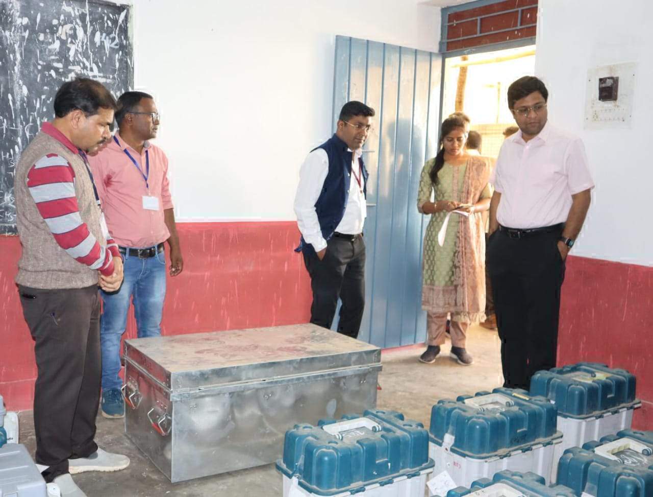 ईवीएम मशीनों को स्ट्रांग रूम में  किया सील, 3 को मतगणना