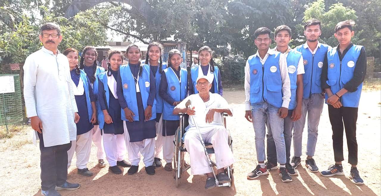 मतदान केंद्र में खरतुली के स्वयंसेवकों ने दी सेवाएं