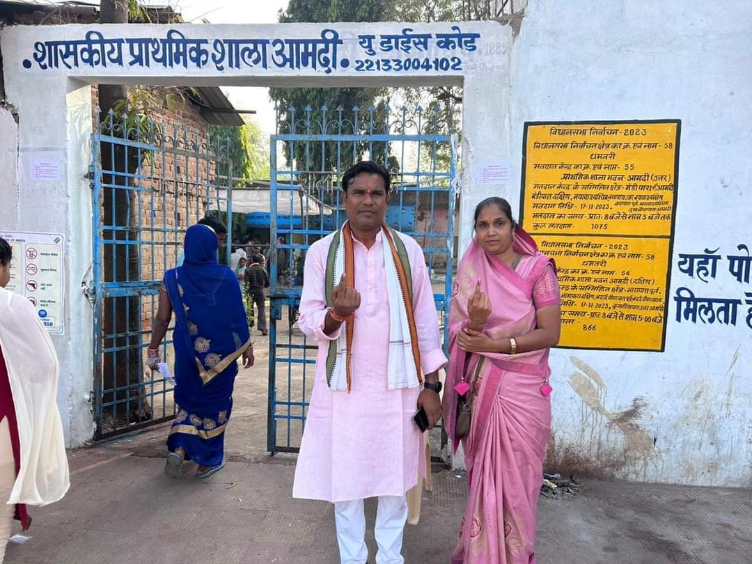 कांग्रेस प्रत्याशी ओंकार साहू ने  सपत्नीक मतदान किया