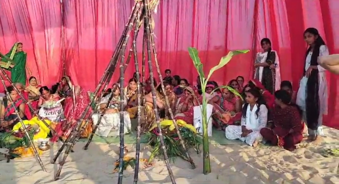 डूबते सूर्य को अघ्र्य, परिवार  की सुख-समृद्घि की प्रार्थना