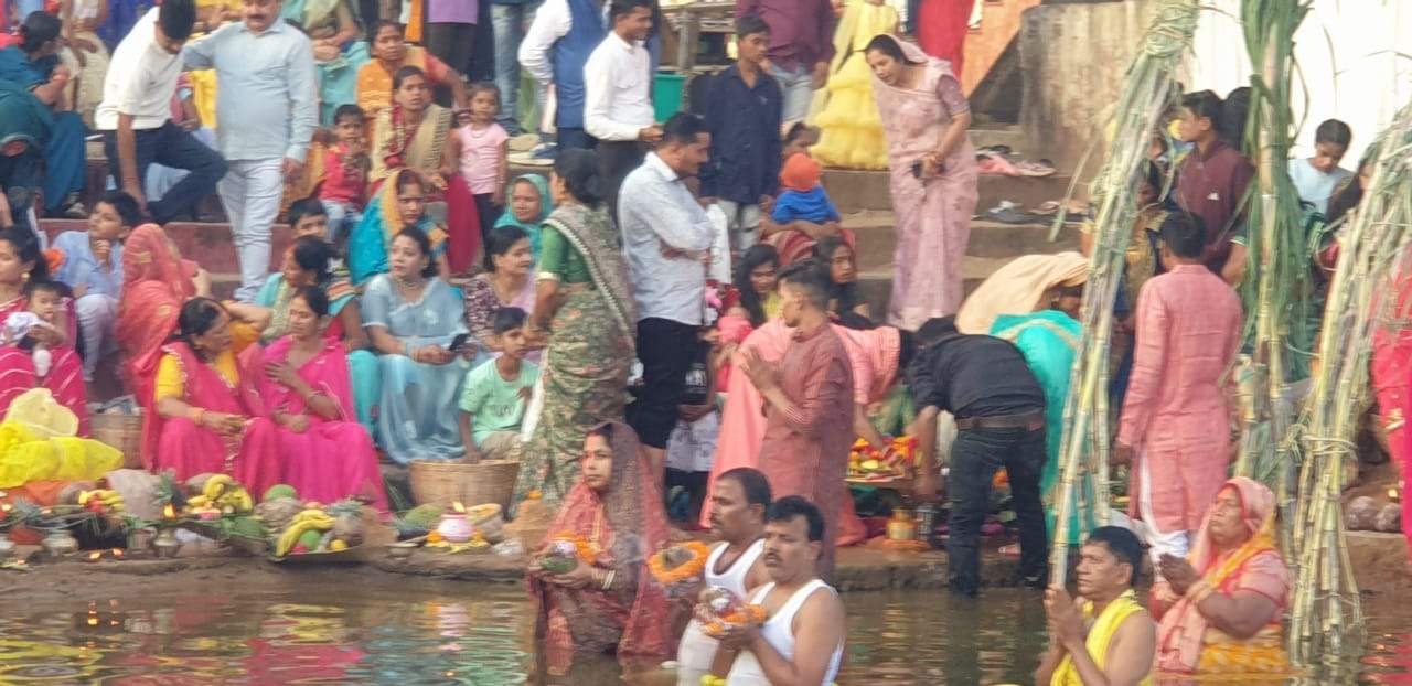 डूबते सूर्य को छठ व्रतियों दिया अर्घ्य डूबते सूर्य को छठ व्रतियों दिया अर्घ्य