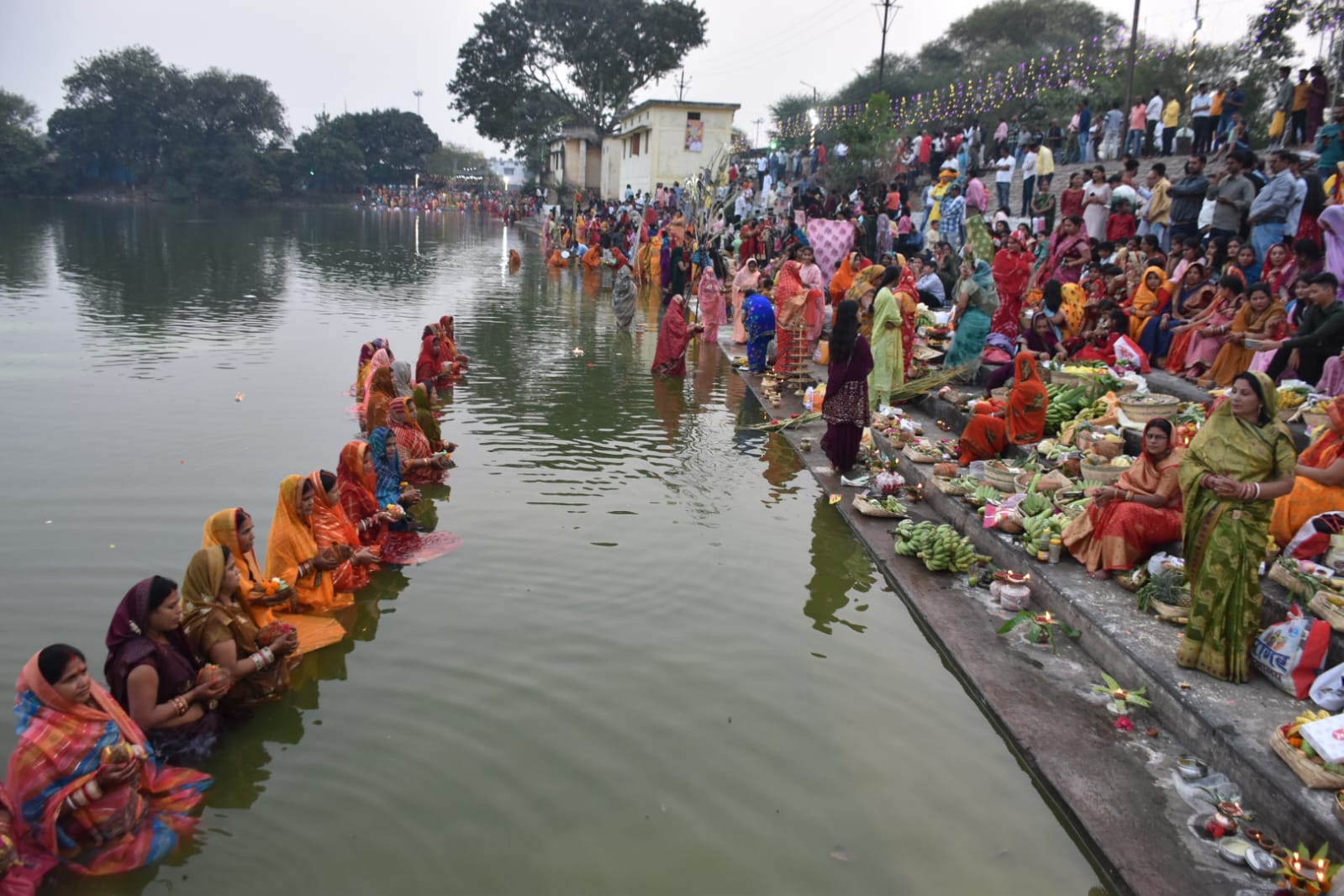 उगते सूर्य को व्रती महिलाओं ने दिया अर्घ्य