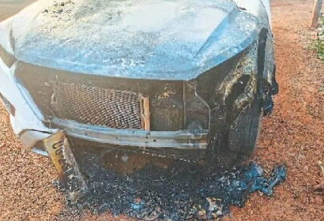 खड़ी कार पर अज्ञात ने लगाई आग, एक हिस्सा जलकर खाक