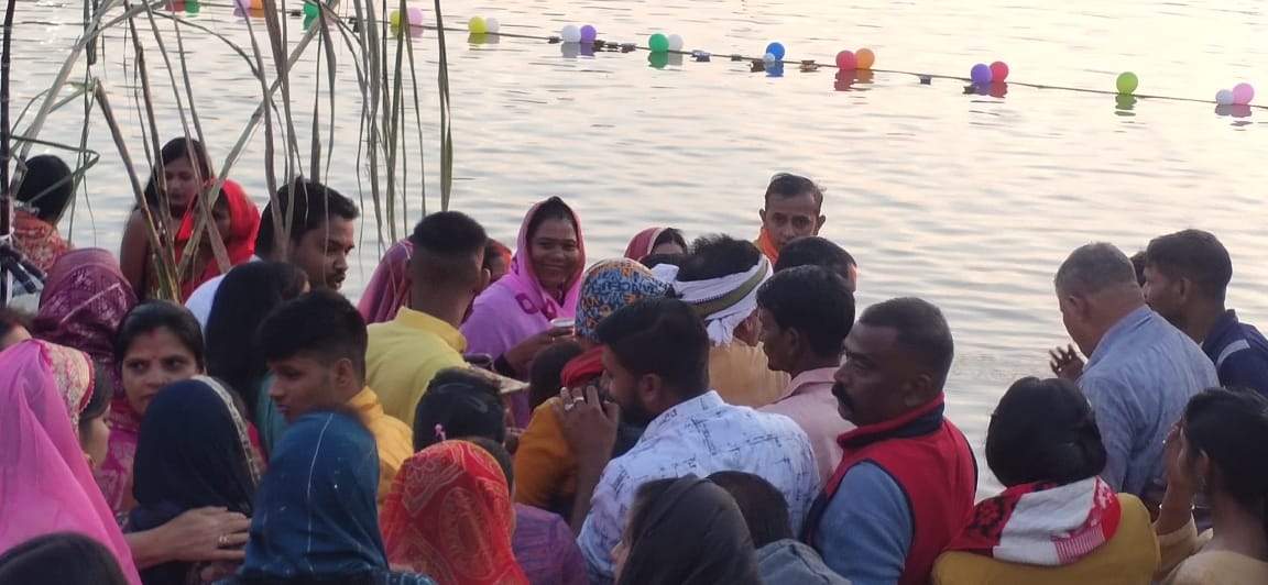 उगते सूर्य को अघ्र्य के साथ छठ पर्व संपन्न 