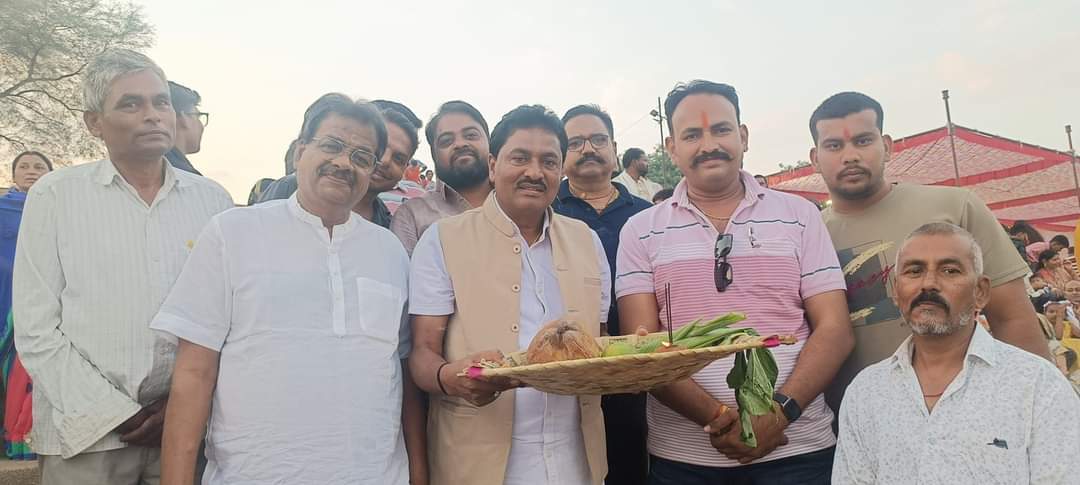 छठ पूजा में शामिल हुए इन्द्र कुमार साहू, समर्थक भी रहे मौजूद छठ पूजा में शामिल हुए इन्द्र कुमार साहू, समर्थक भी रहे मौजूद