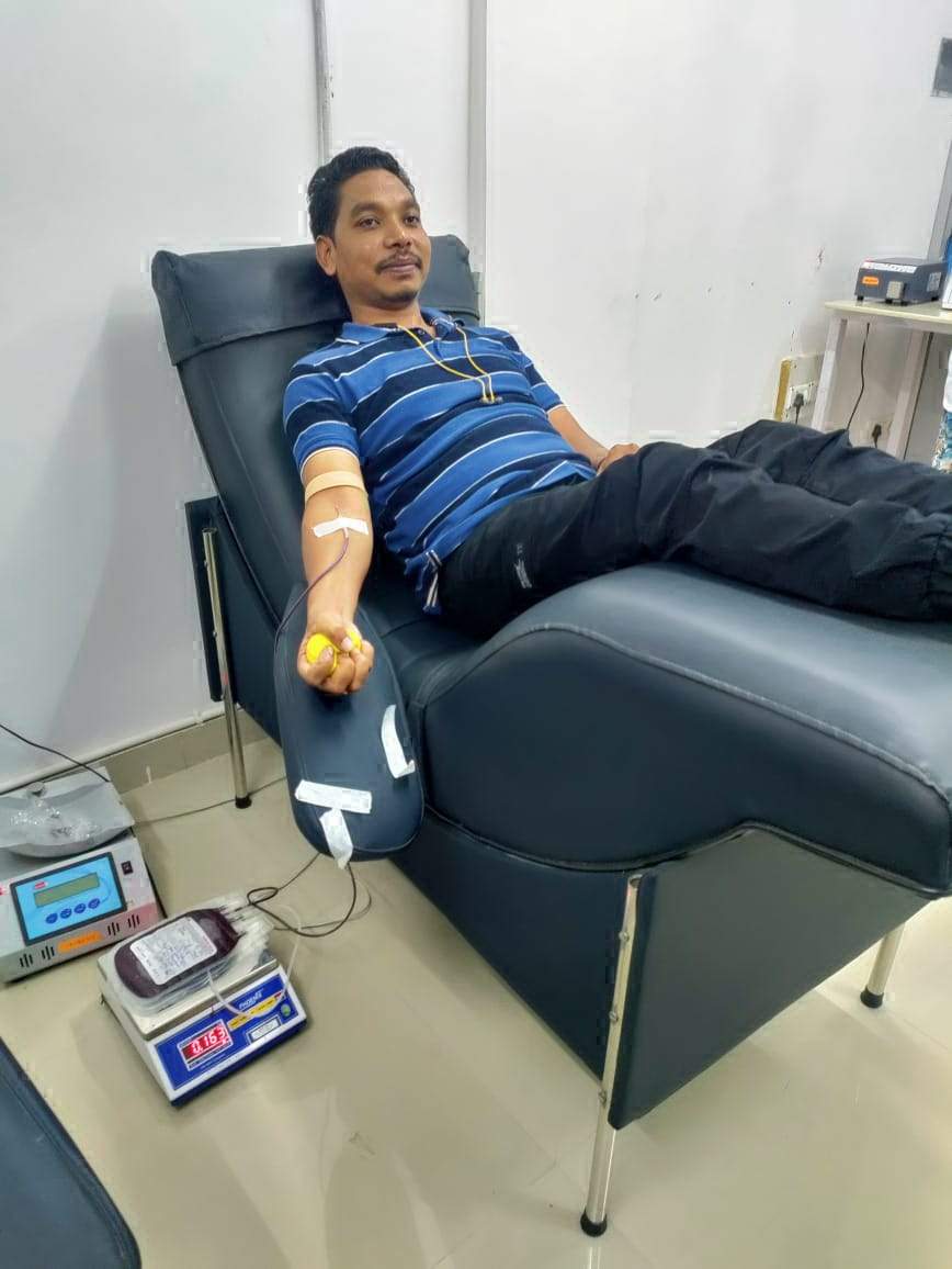 छात्रावास अधीक्षक ने 5वीं बार किया रक्तदान छात्रावास अधीक्षक ने 5वीं बार किया रक्तदान