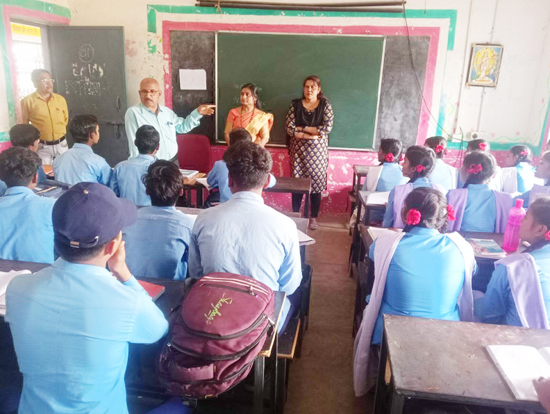 डीईओ ने किया स्कूलों का निरीक्षण