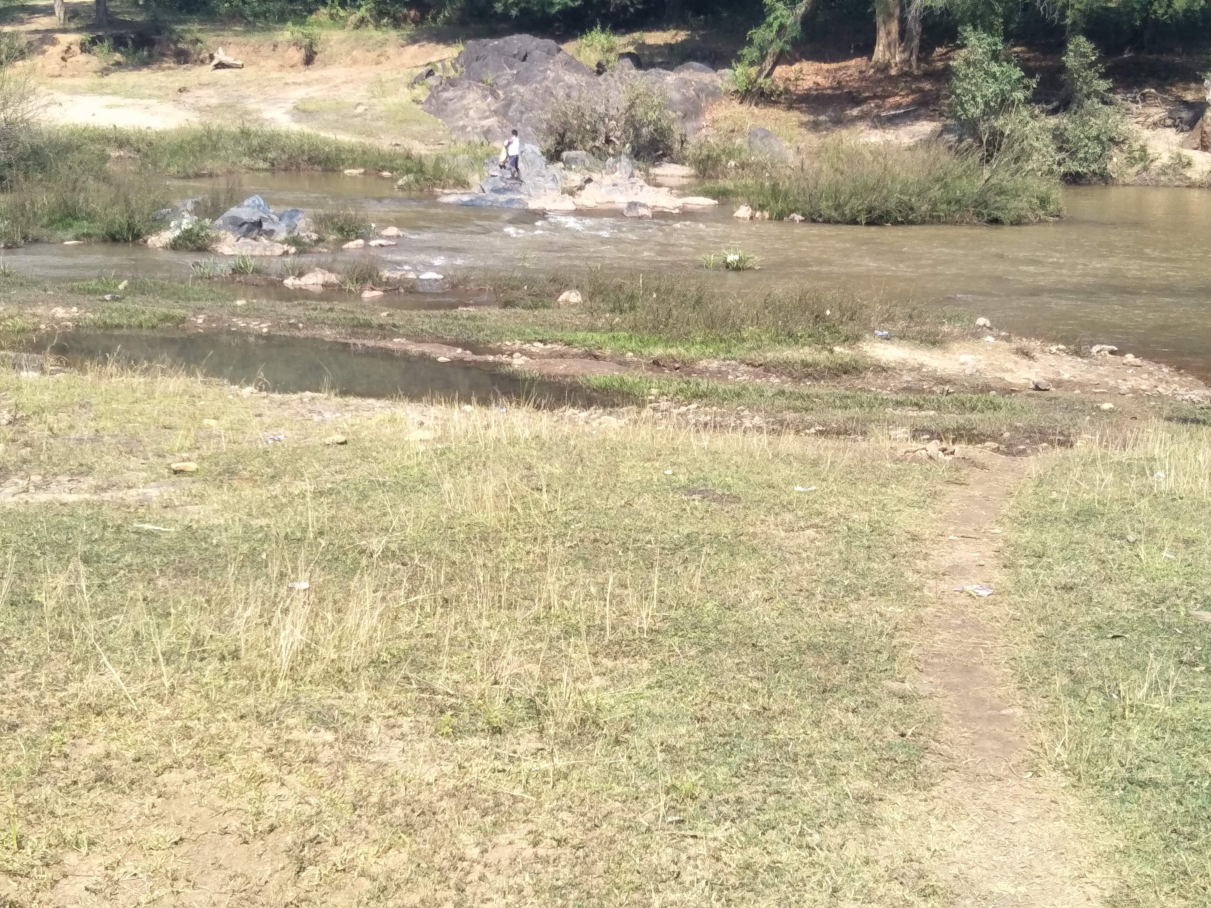 सडक़ -पुल नहीं, बारिश में होती है परेशानी