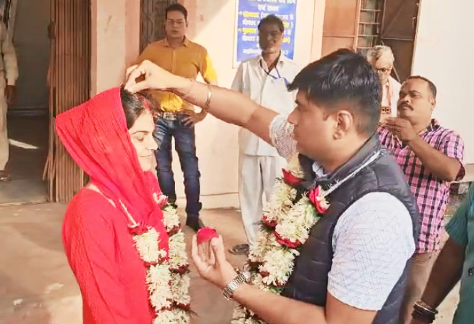 सोशल मीडिया में परवान चढ़ा प्यार, तहसील कार्यालय में शादी सोशल मीडिया में परवान चढ़ा प्यार, तहसील कार्यालय में शादी