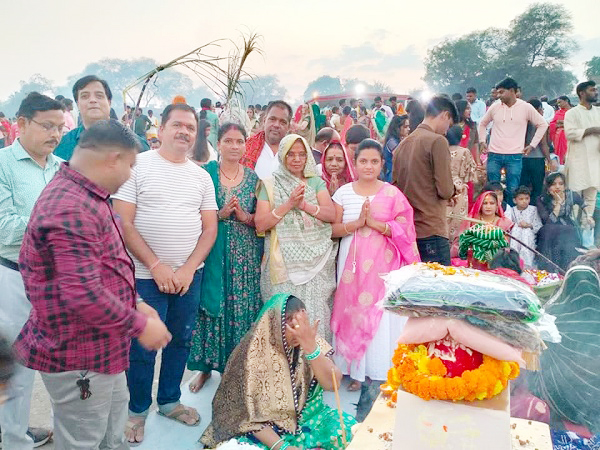 उगते सूर्य को अघ्र्य के साथ छठ पूजा का समापन उगते सूर्य को अघ्र्य के साथ छठ पूजा का समापन