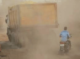 सडक़ के अधूरे निर्माण से उड़ रहा धूल का गुबार, आवाजाही में परेशानी