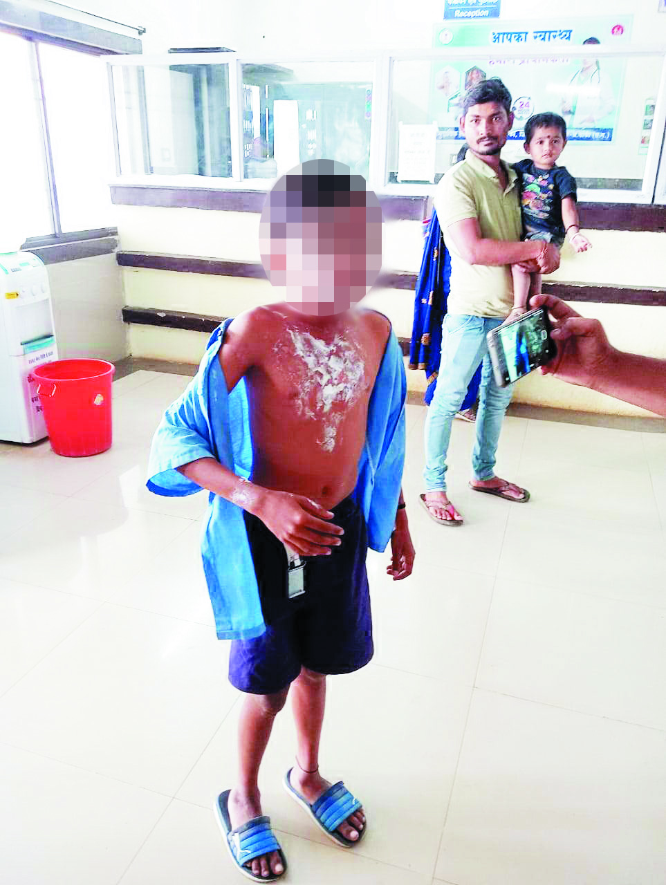 सेनेटाईजर को हवा में उछालकर लाईटर से आग जलाने का खेल सेनेटाईजर को हवा में उछालकर लाईटर से आग जलाने का खेल