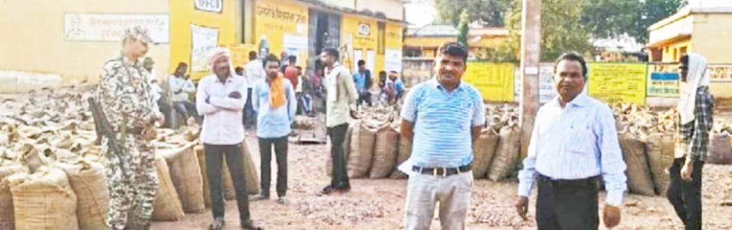 कलेक्टर पहुंचे हसदा धान उपार्जन केंद्र, किसानों से भी बात की