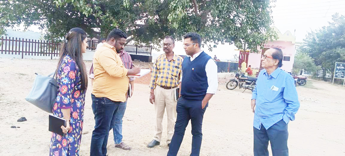 आयुक्त ने किया मोहारा  मेला स्थल का निरीक्षण
