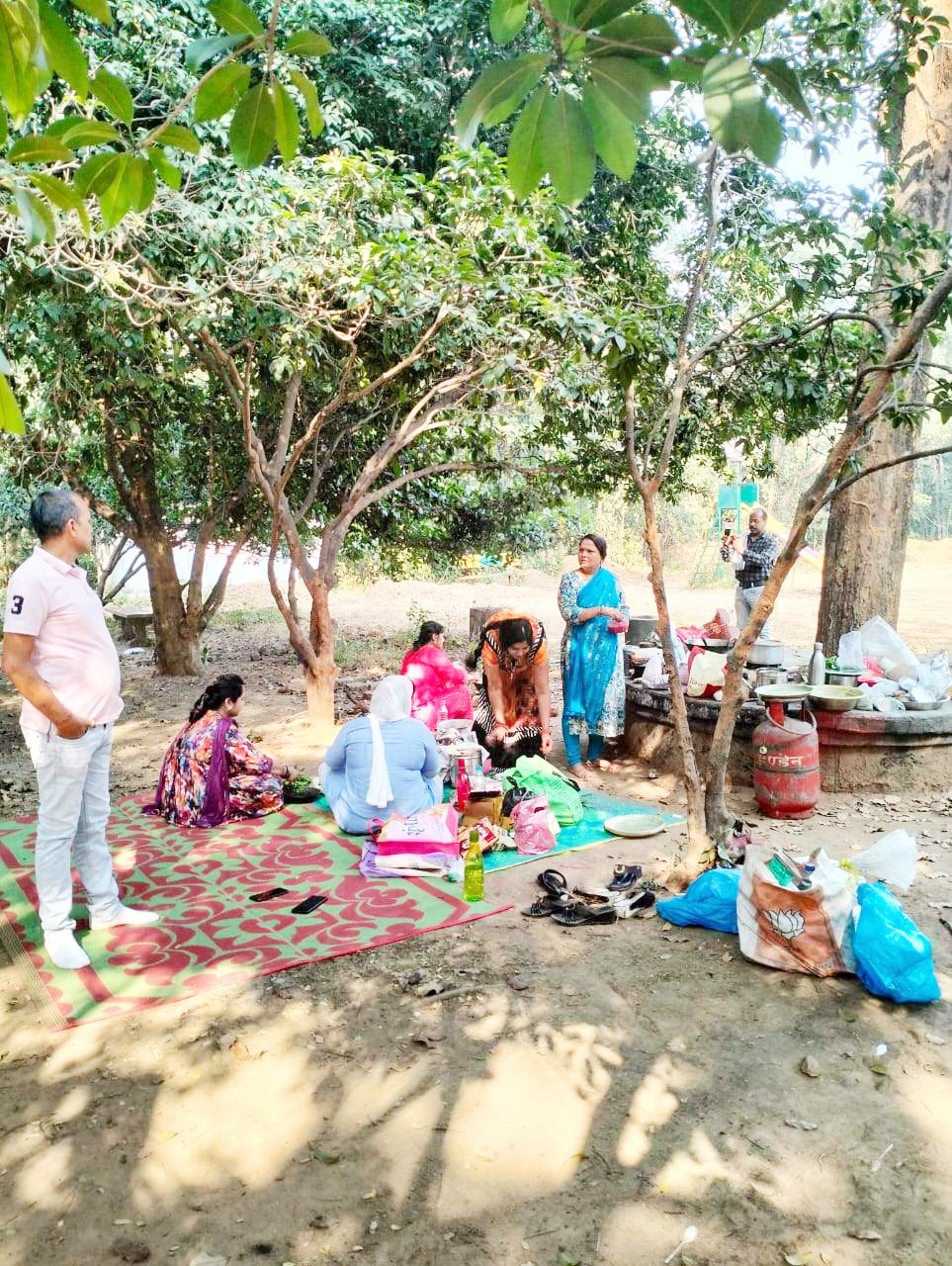 आंवला पेड़ की पूजा-अर्चना कर मांगी गई मनोकामनाएं आंवला पेड़ की पूजा-अर्चना कर मांगी गई मनोकामनाएं