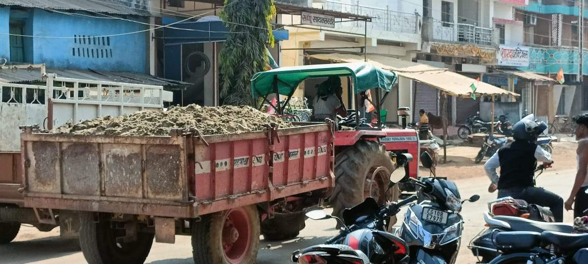 शराब बनाने वाले फैक्ट्री के अपशिष्ट पदार्थ  को ले जाती गाड़ी नगर में फैला रही बदबू 