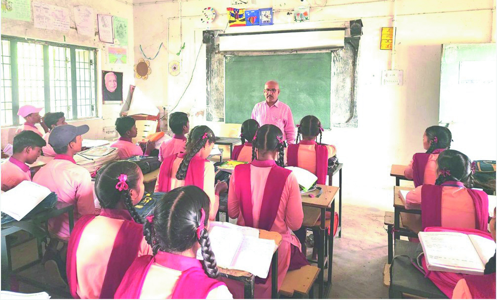 डीईओ ने स्कूलों में शिक्षकों के बीच कालखंड का बंटवारा करने कहा 