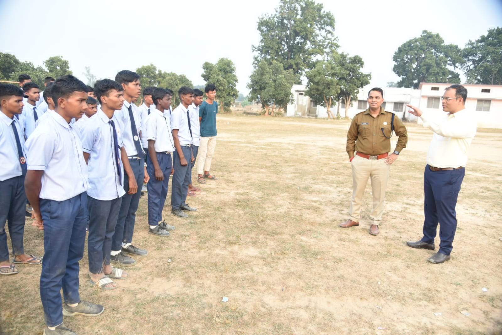 कलेक्टर-एसपी ने आत्मानंद स्कूल निम्हा का किया निरीक्षण