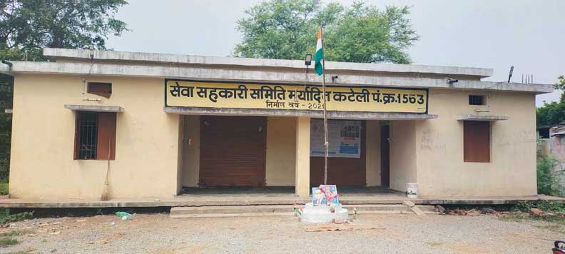 हाथियों के भय से धान खरीदी केंद्र सहसपानी में बोहनी नहीं