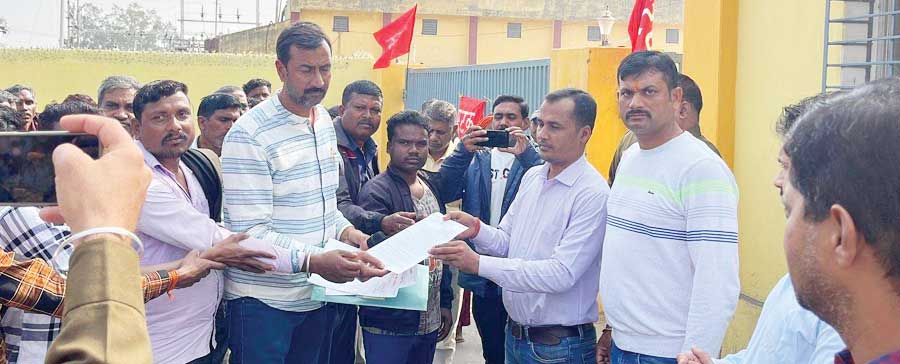 केतकी भूमिगत खदान में मांगों को लेकर धरना-प्रदर्शन