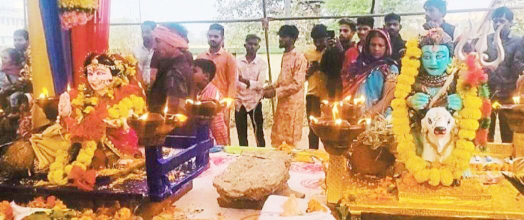 गौरा-गौरी का तेल चढ़ाकर गाजे-बाजे के साथ निकाली बारात, अखाड़ा का प्रदर्शन 