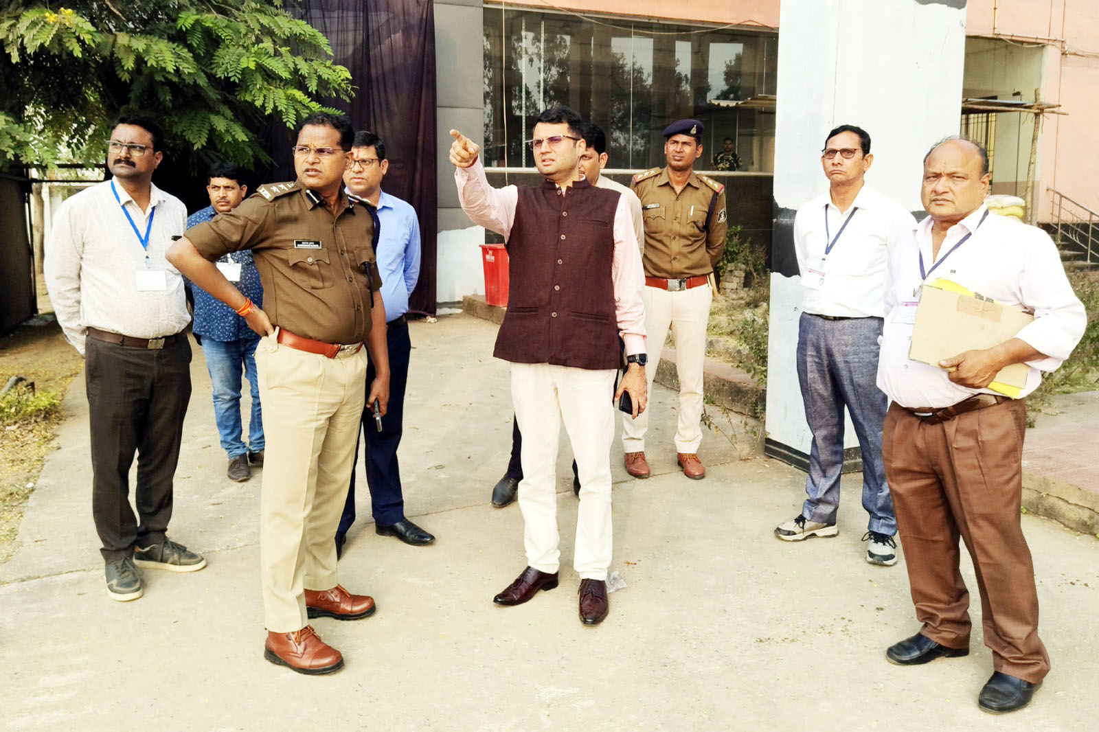 कलेक्टर व एसएसपी ने मतगणना कक्ष का किया निरीक्षण कलेक्टर व एसएसपी ने मतगणना कक्ष का किया निरीक्षण