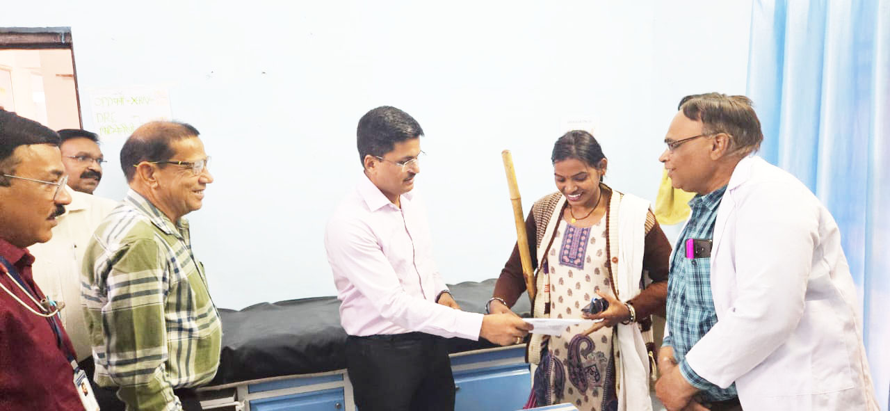 ननकी बाई का तत्काल बना दिव्यांग प्रमाण पत्र  कलेक्टर ने जिला अस्पताल का किया निरीक्षण