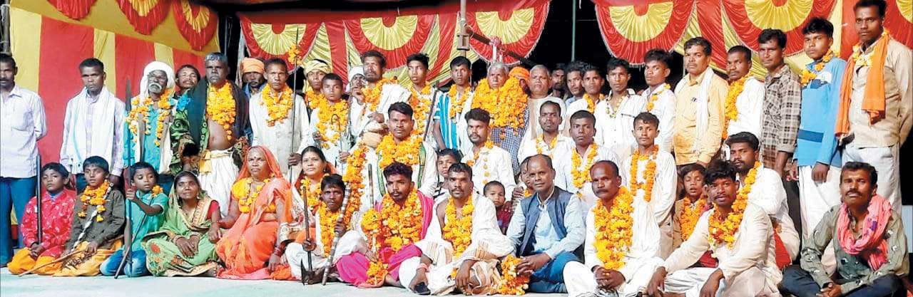 परंपरा संग अंगारमोती मड़ई, जनप्रतिनिधि व ग्रामवासी हुए शामिल