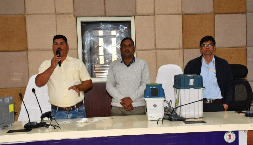 मतगणना अफसरों-कर्मियों को प्रशिक्षण 