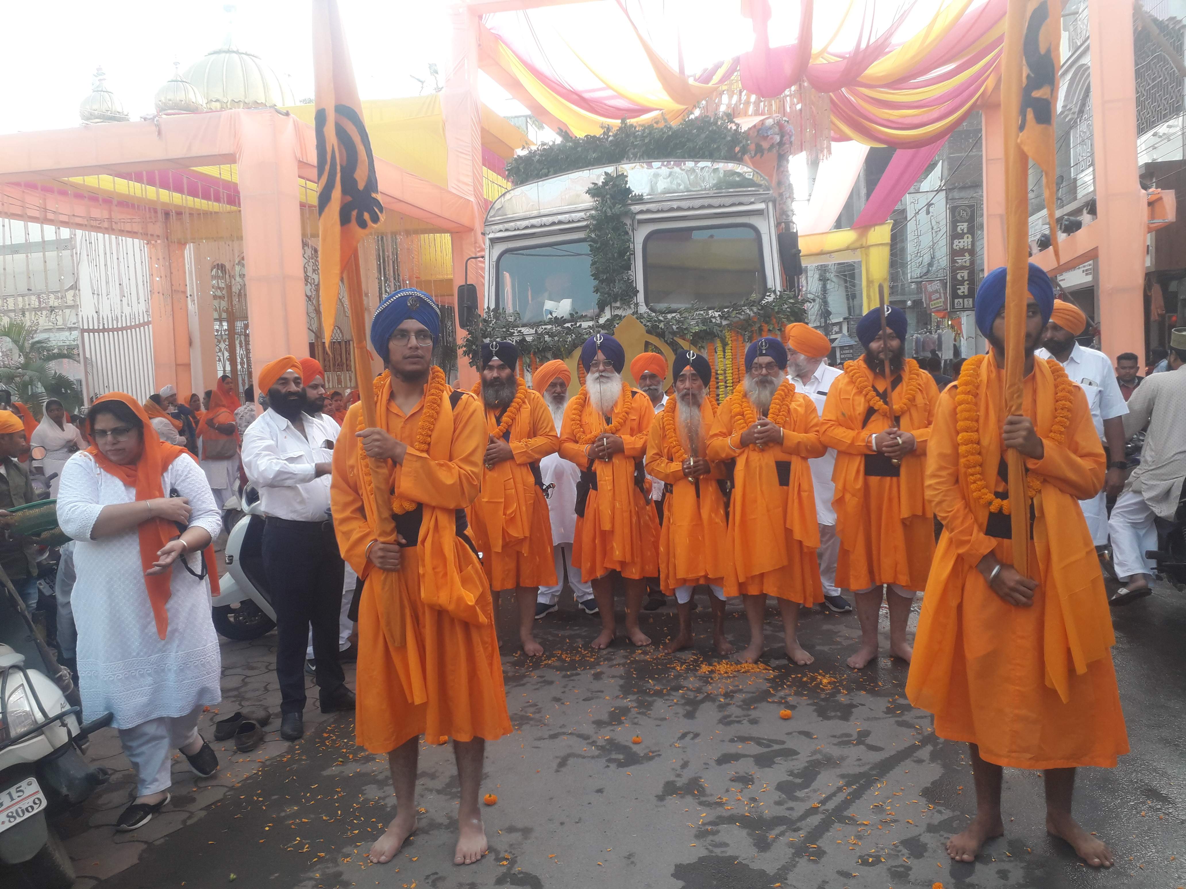 पंज प्यारों की अगुवाई में निकली शोभायात्रा पंज प्यारों की अगुवाई में निकली शोभायात्रा