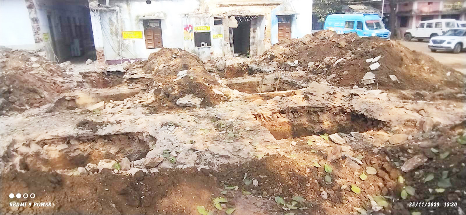 सीएचसी के पुराने हॉस्पिटल परिसर में हेल्थ वेलनेस सेंटर निर्माण के लिए हुई नींव की खुदाई