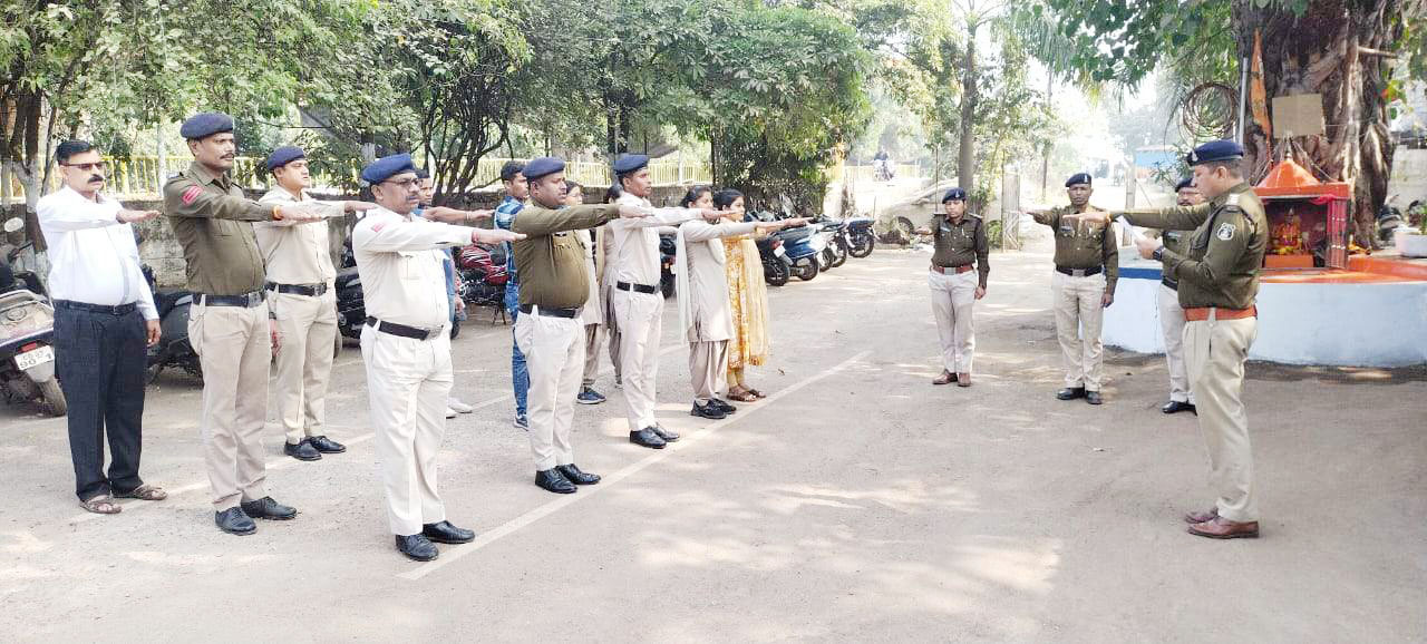 संविधान दिवस पर पुलिस जवानों ने ली शपथ 
