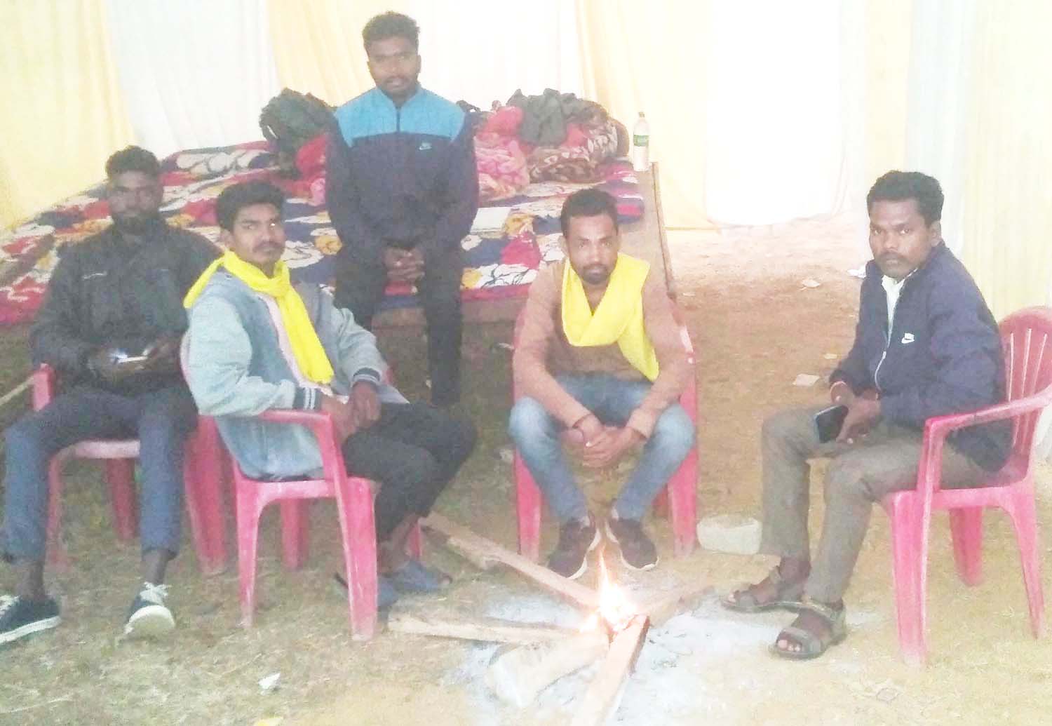 ठंड में अपलक ईवीएम की निगरानी कर रहे कार्यकर्ता