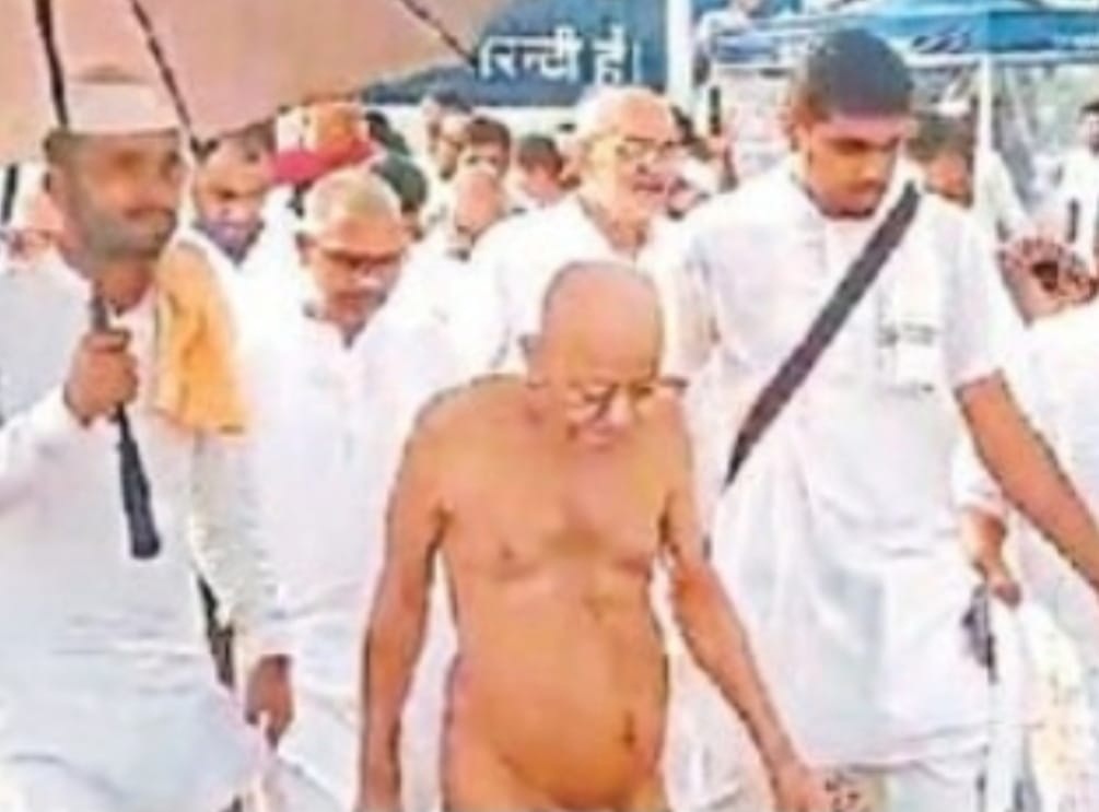 राष्ट्रसंत 108 श्री विद्यासागर मुनि ने धान खरीदी केंद्र में किया विश्राम