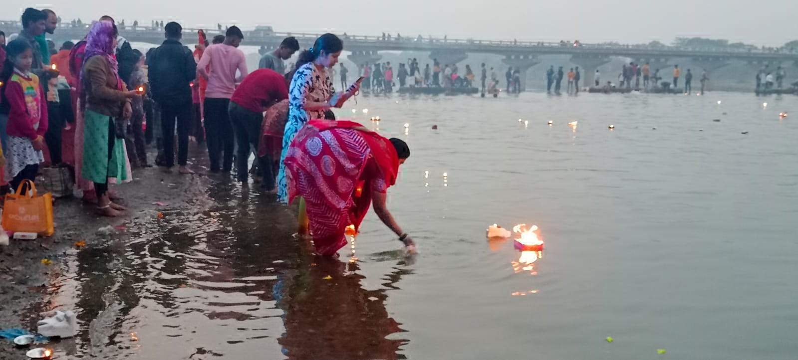 कार्तिक पूर्णिमा : पौ-फटते लाखों ने लगाई डुबकी, शिवनाथ के मोहारा तट पर सुबह से मेला
