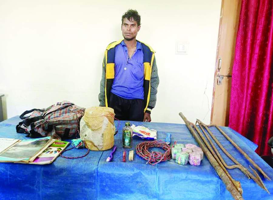 सुरक्षा बलों पर फायरिंग व बम विस्फोट में शामिल 2 नाबालिग  समेत 3 नक्सली गिरफ्तार