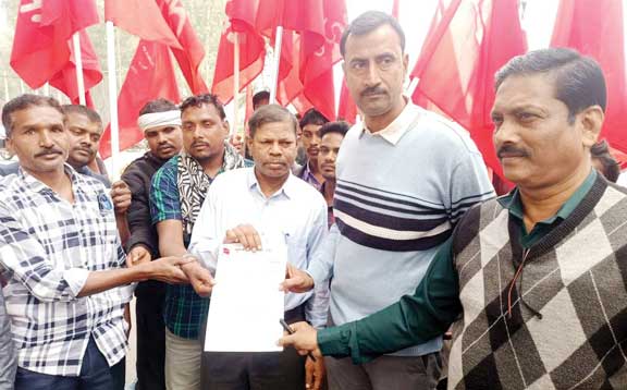 मांगों को ले ठेका मजदूरों का धरना-प्रदर्शन